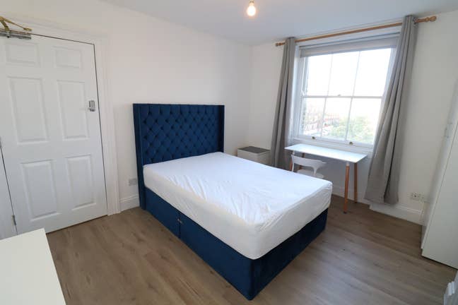 Stunning Newly Refurbished House-Seconds Form Tube Main Photo