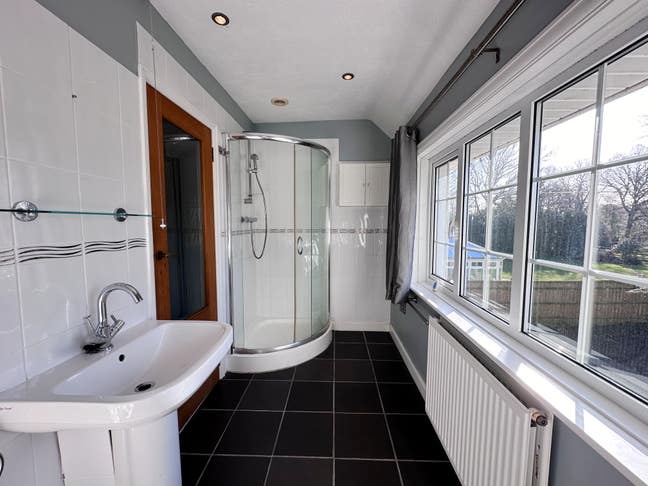 Double Rooms Available on Effingham Road Main Photo