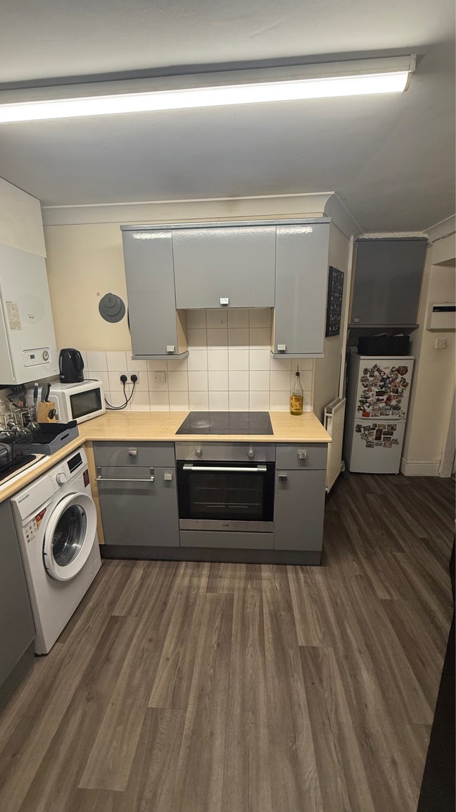 Huge Double Bedroom in double bedroom house Main Photo