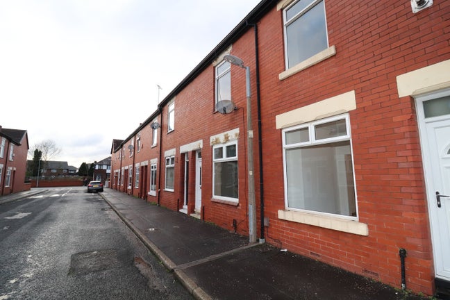 🏡✨ Spacious 2-Bedroom House to Rent in Salford✨ Main Photo