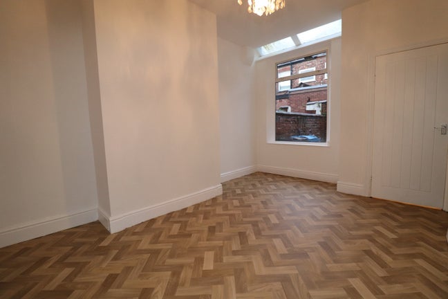 🏡✨ Spacious 2-Bedroom House to Rent in Salford✨ Main Photo