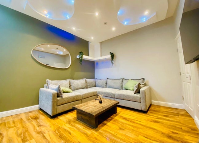 Double room, Designer 6 bed Rusholme 🏡 Main Photo