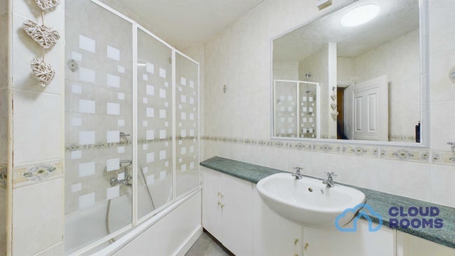 Raglan Court room ( Bills Incl.) Main Photo