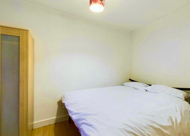 Raglan Court room ( Bills Incl.) Main Photo