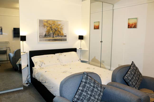 Studio Flat near Oval tube Main Photo