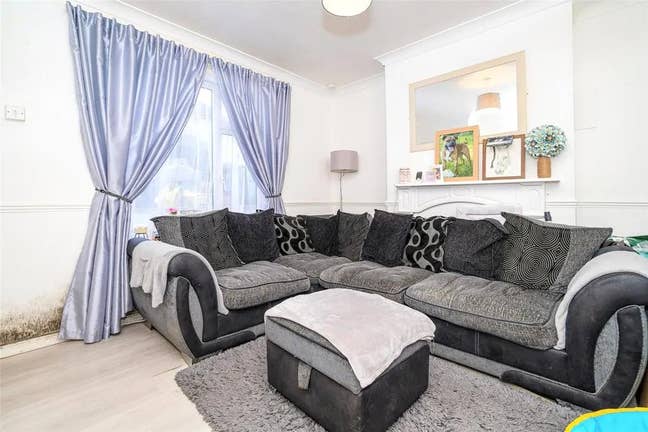 3 Bed semi-detached house in cul-de-sac  Main Photo