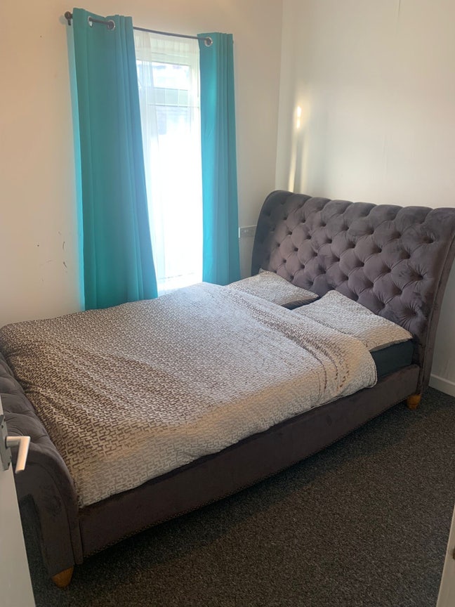 Fully furnished double room with king size bed !! Main Photo