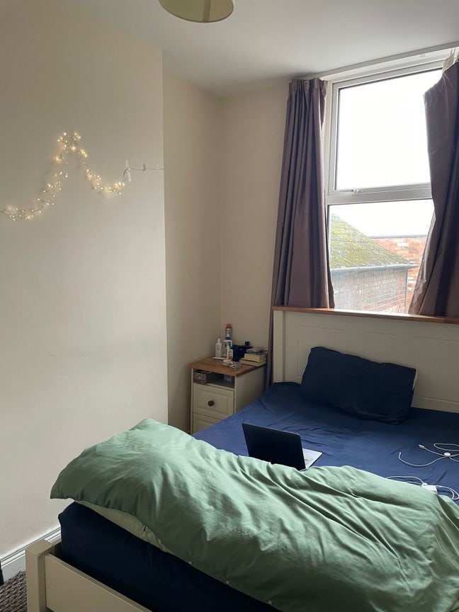 Room available in 2 bedroom apartment  Main Photo