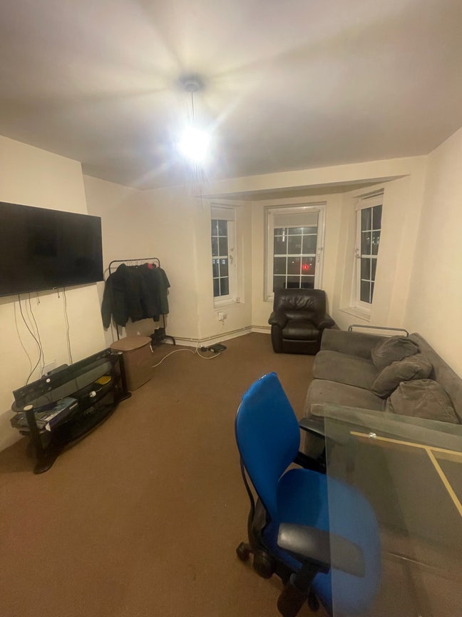 Private living room and bedroom all bills included Main Photo