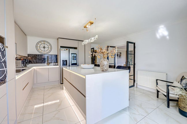 Spacious Double Rooms in Luxury Home Main Photo