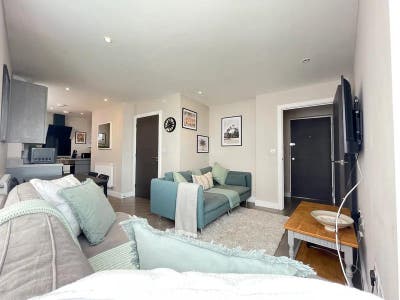 Quiet, 2 bedroom Professional Living – Bills incl Main Photo