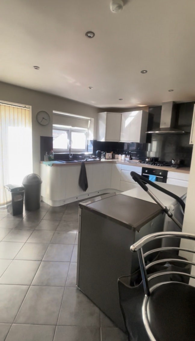 Spacious Room in Friendly All Female Home  Main Photo