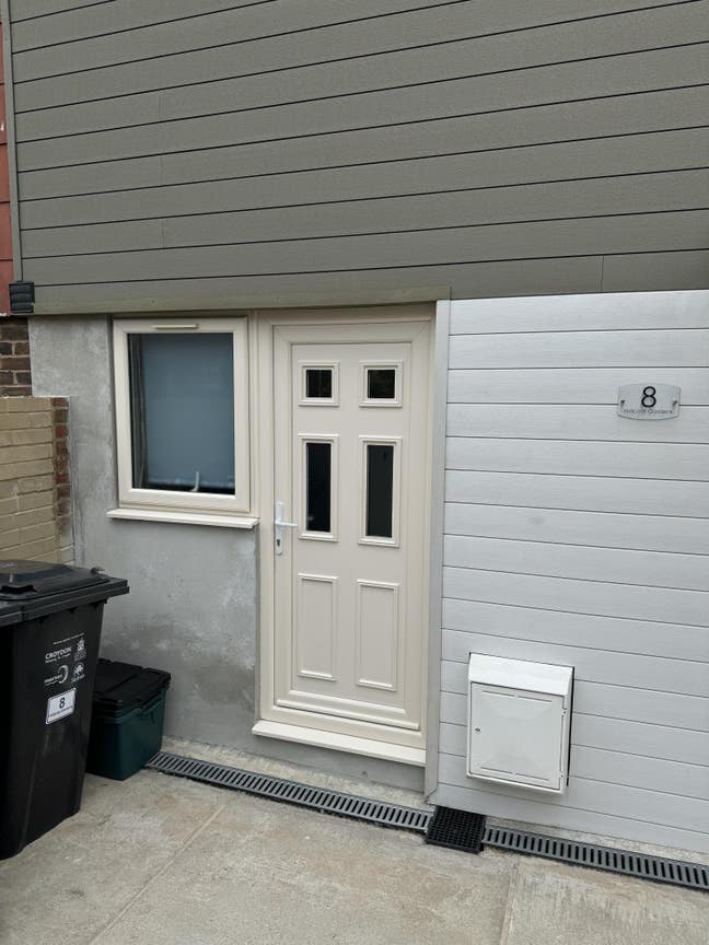 A tiny studio with a single bed Main Photo