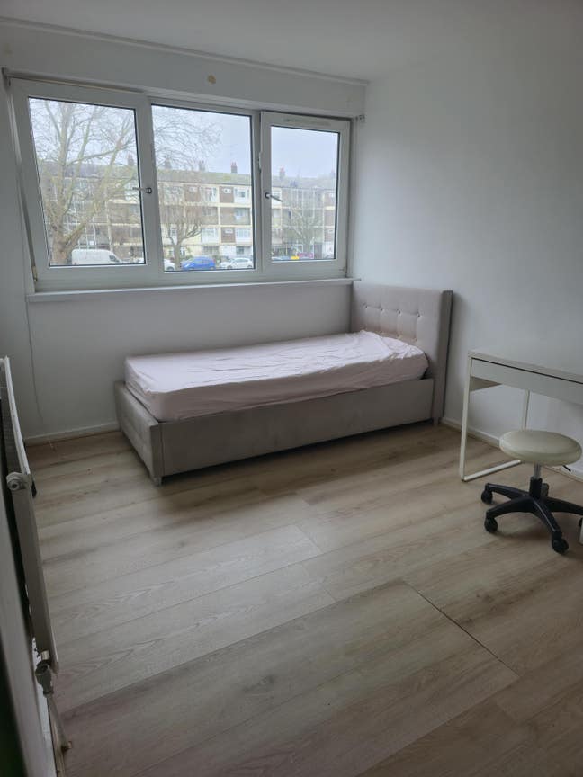 Amazing location, 10mins walk into canary wharf  Main Photo