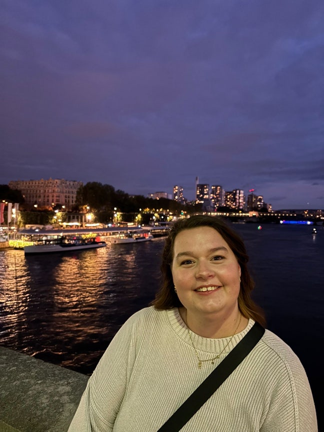 Professional Female, seeking whole flat Main Photo