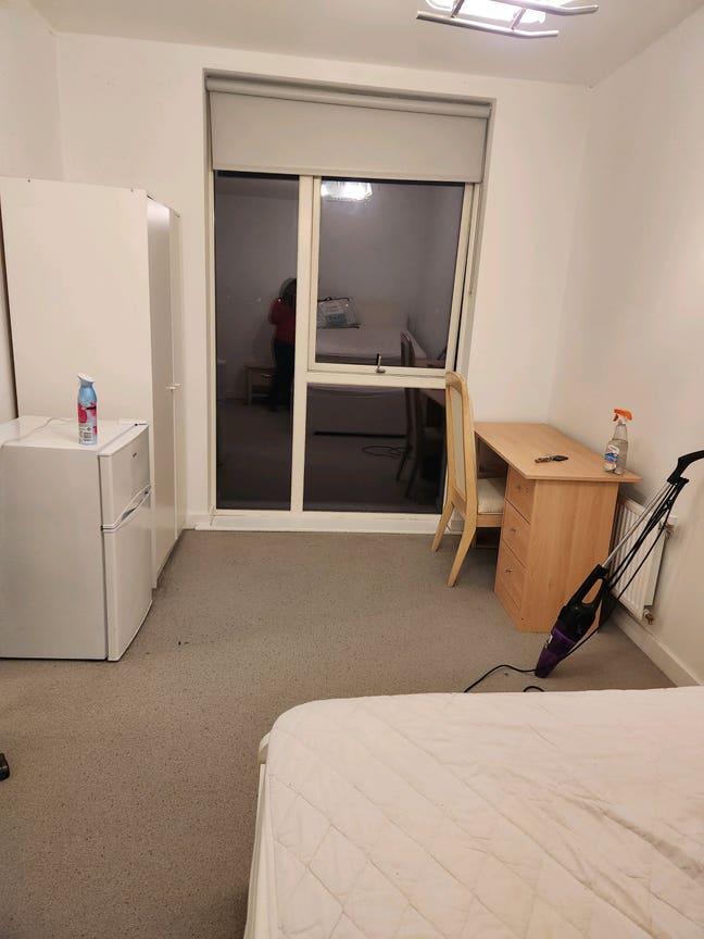 A large double bedroom in  Ponders End.  Main Photo