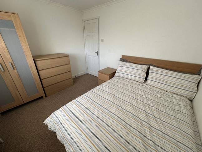 Modern Double Room: Parking, near G.C.H.Q Main Photo