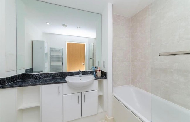 Looking out for flatmates for a spacious apartment Main Photo