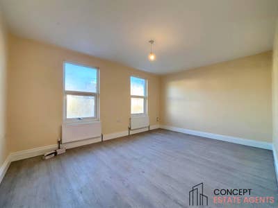 4 Bed 2 Bath on Fountain Road, Tooting Broadway Main Photo