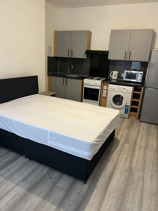 Recently Refurbished Double Rooms – Quiet Professi Main Photo