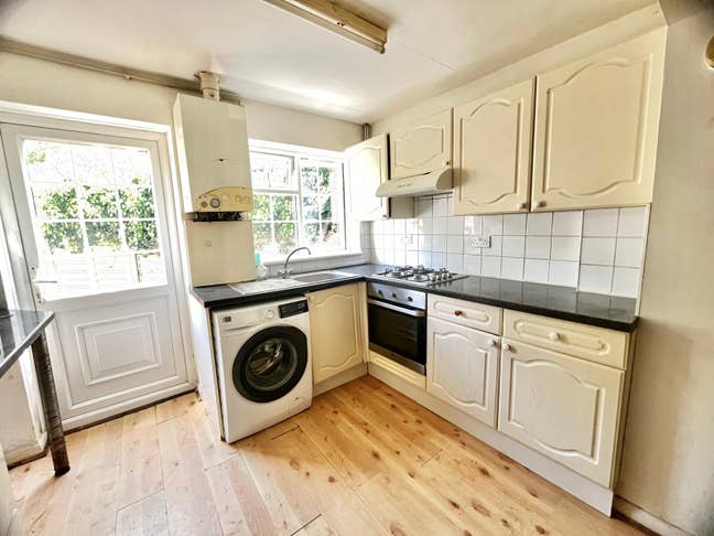 Lovely 4 bed house in Uxbridge UB8 Main Photo