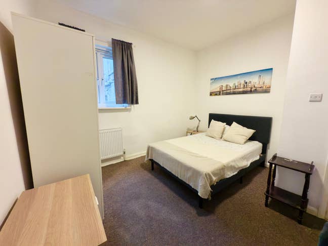 Freshly repainted large dbl Nine Elms, 3 bed flat Main Photo