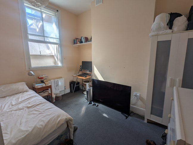Spacious double room in a friendly 3-bed flatshare Main Photo