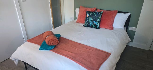 Ensuite rooms.Close to city centre & train station Main Photo