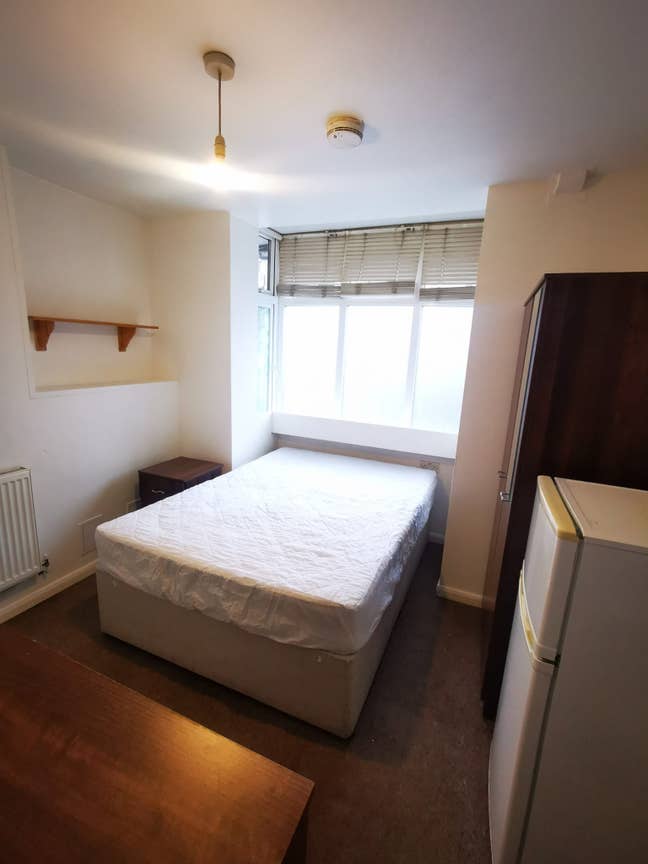 Nice en- suite room in Bletchley Main Photo