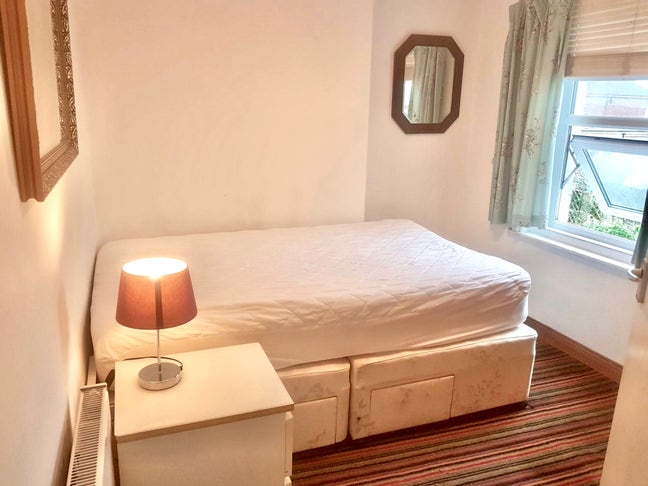 Bright Single Room in Branksome House Share Main Photo