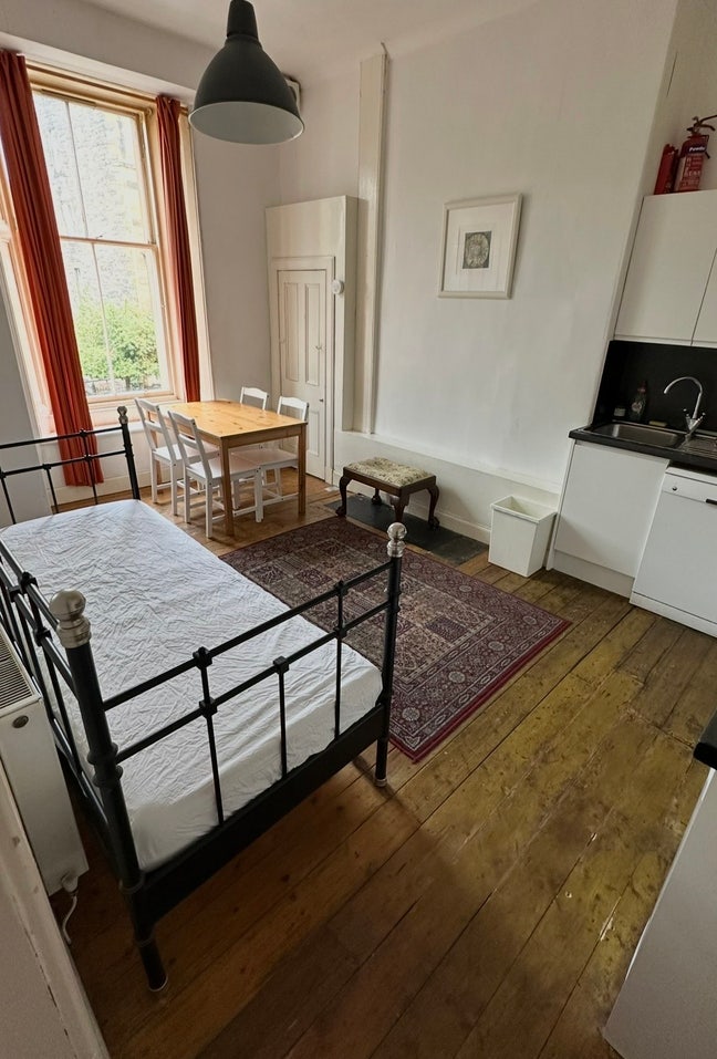 Furnished 2-3 bed Brunton Gardens EH75ER.  Main Photo