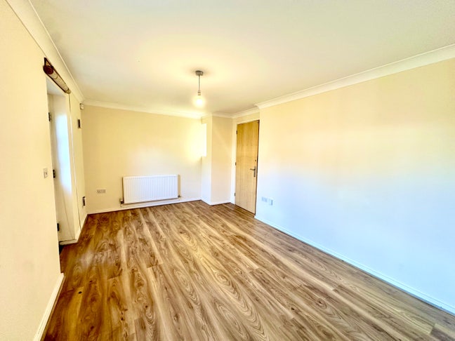 Bright 2 bed end of terrace house in leafy Ruislip Main Photo