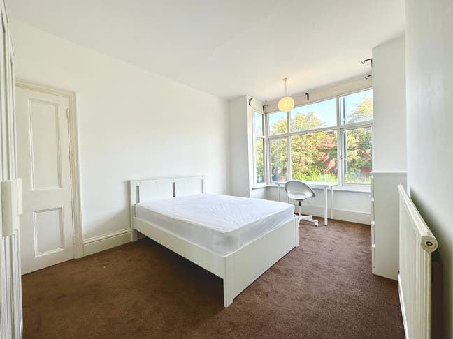 Stunning Double Next to South Wimbledon Station Main Photo