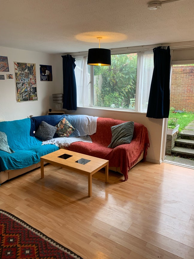 1 bedroom, in spacious 3 bedroom house Main Photo