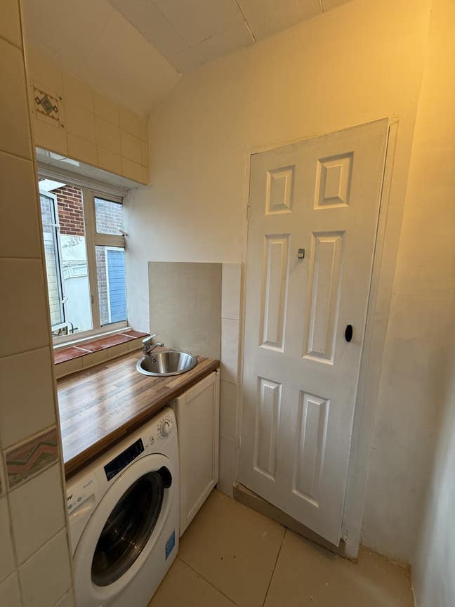 Large studio flat available for rent near Hounslow Main Photo