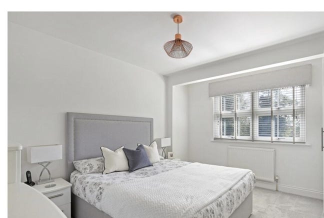 Furnashed Double Room in Female Only Home Main Photo