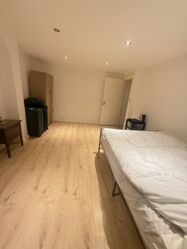 Large Double Room - Available immediately!!! Main Photo