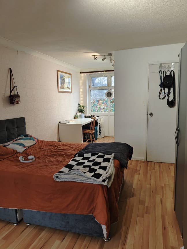  Double Room - 5Mins to Station -20 Mins to London Main Photo