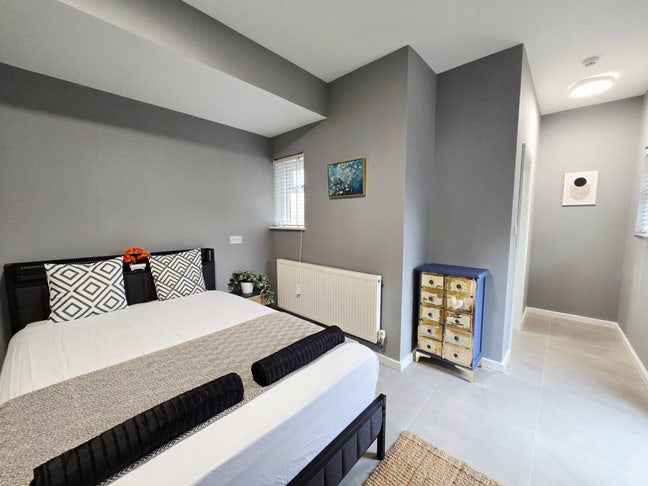 Modern Second Floor En-suite 1-Bed Flat in Bushey Main Photo