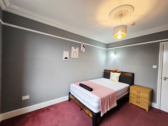 R12 Spacious Available in Bushey - Bills Included Main Photo