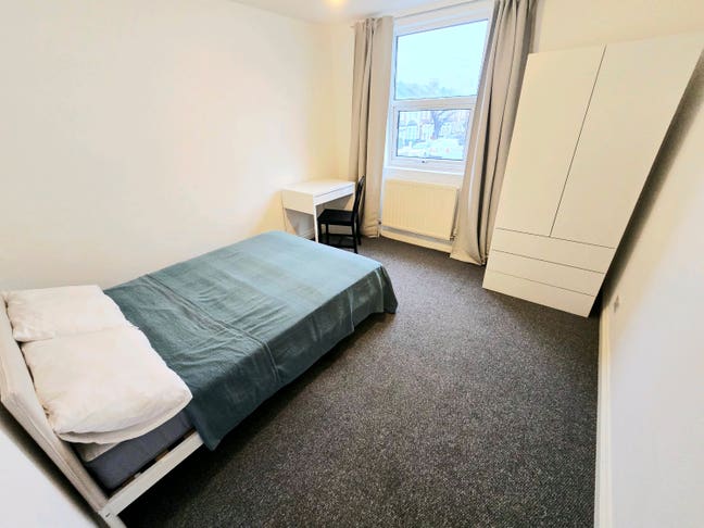 Double rooms furnished in 3bed flat bills included Main Photo