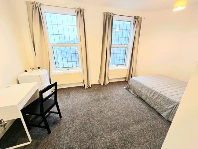 Double rooms furnished in 3bed flat bills included Main Photo