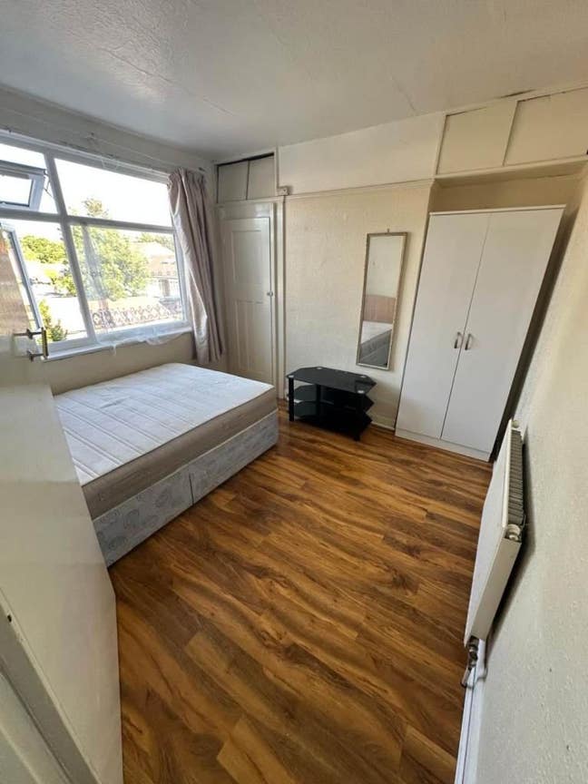 Double room is available for rent in - IG6 1PF Main Photo