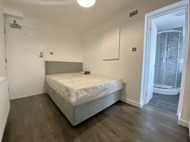 Spacious & Furnished Double Room with Ensuite  Main Photo