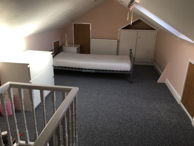 Extra Large Double Room - converted loft room Main Photo