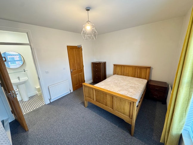Large double room with shower/toilet Lisburn centr Main Photo