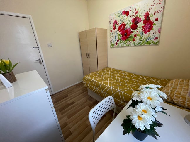 Single Room In Harlesden  Main Photo