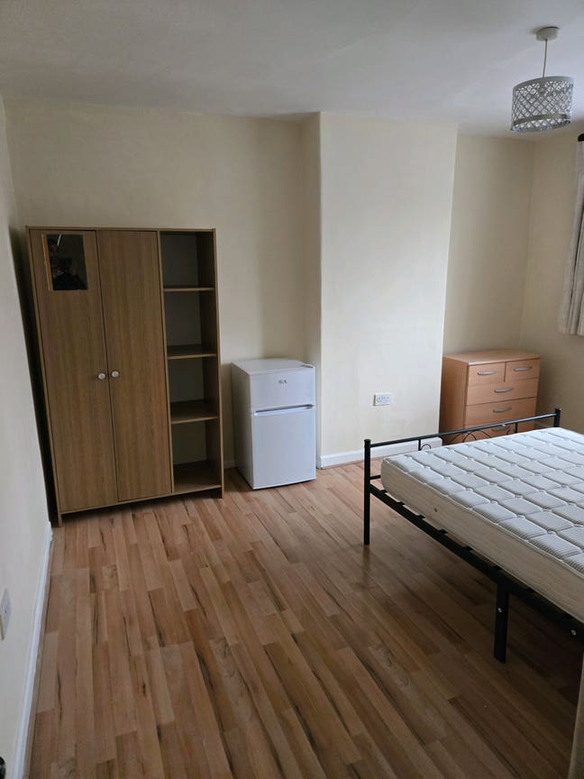 Large Double Room Main Photo