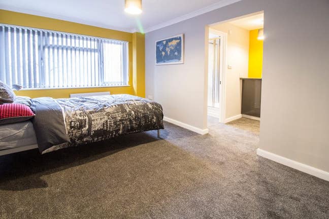 West - East Malling, Kings Hill. En-suite double.  Main Photo