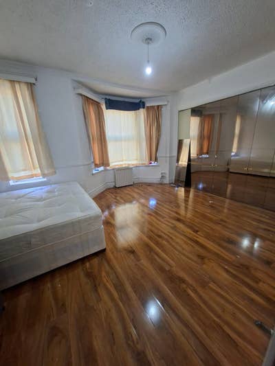 Next to Station 5 Large Double Room Available Wow! Main Photo